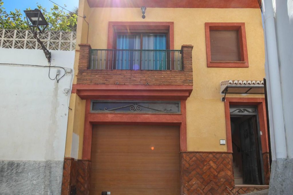 Town house in Alozaina