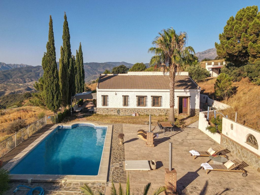 Villa in Alozaina