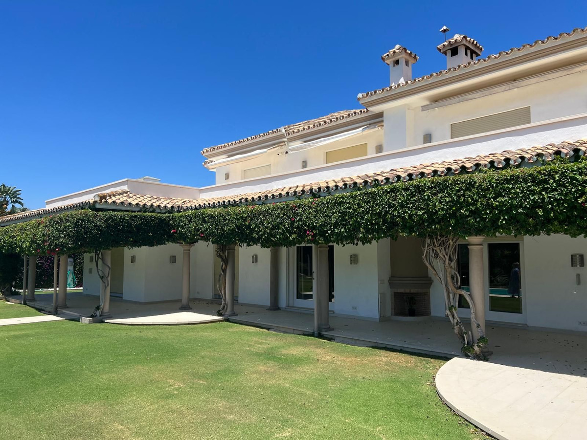Villa in New Golden Mile