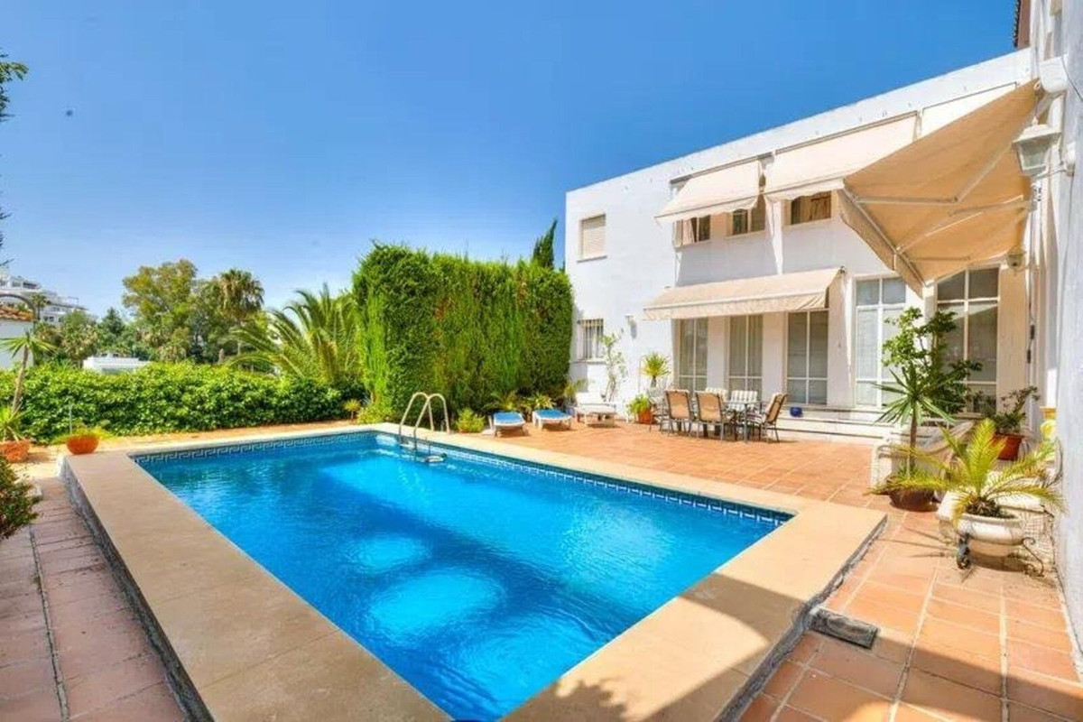 Villa in Nueva Andalucía