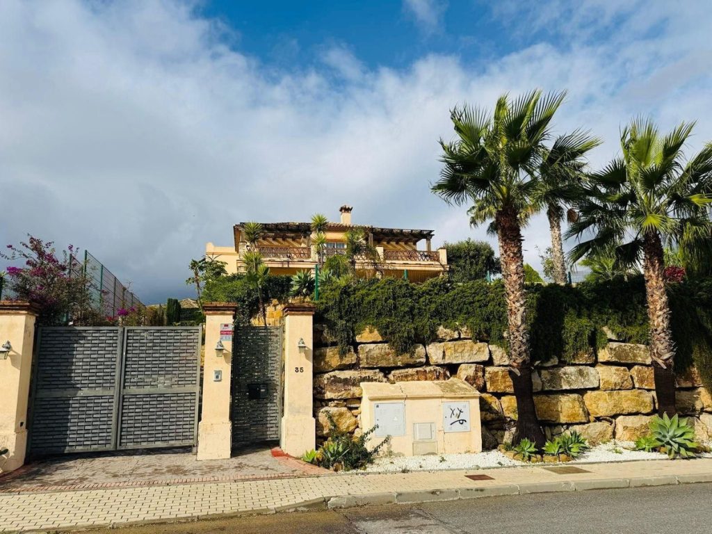 Villa in Casares