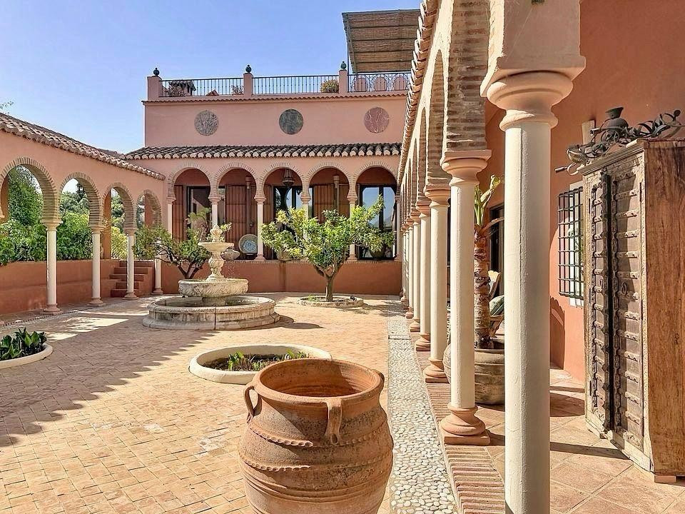 Villa in Comares
