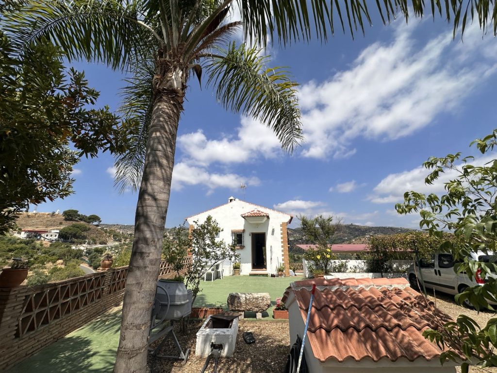 Country house in Monda