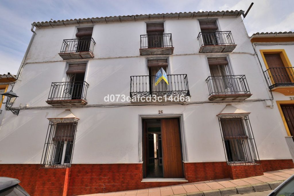 Town house in Cañete la Real